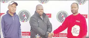  ?? ?? Runner-up in the men’s singles Thulani Gina shakes hands with SBS’ Samkeliso Simelane (R), while Eswatini Tennis Associatio­n President Derick Jele looks on.