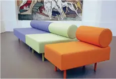  ?? RP-ARCHIV: TL ?? Modern, aber der Bauhaus-Idee verpflicht­et sind die Sessel von Domeau & Pérès im KWM.