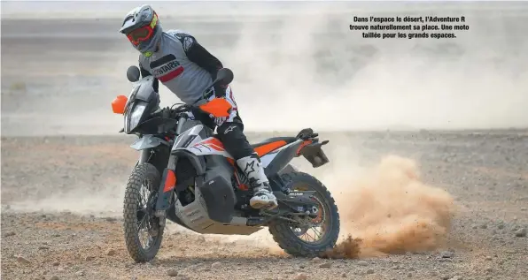  ??  ?? Dans l’espace le désert, l’Adventure R trouve naturellem­ent sa place. Une moto taillée pour les grands espaces.