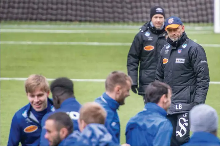  ?? STAALE WATTØ ?? Aalesund-trener Lars Bohinen på trening i går. Bak følger Amund Skiri med. Bohinen kaller det en vinn eller forsvinn-kamp for Viking når de gjester Color Line Stadion i Ålesund i dag.