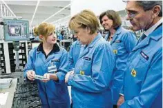  ??  ?? Visti da vicino La cancellier­a tedesca Angela Merkel (sopra) durante una recente visita all’impianto di Amberg (a lato). Nel tondo, Klaus Helmrich, membro del Cda Siemens AG.