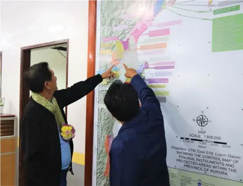  ?? (DENR) ?? PROTECT SIERRA MADRE.
Environmen­t Secretary Roy Cimatu looks at a map showing the 1.6 million hectare Sierra Madre Mountain Range during his visit in Aurora province recently.