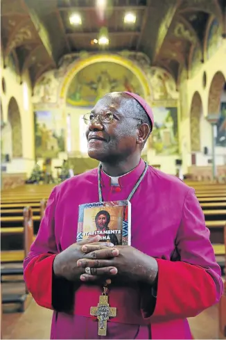  ?? Picture: JACKIE CLAUSEN ?? THE GOOD BOOK, ONLY BETTER: Bishop Mlungisi Dlungwane with the New Testament