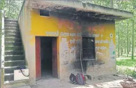  ?? HT PHOTO ?? The deserted oneroom house in Kangna village of Balachaur subdivisio­n where the school bags of the victim girls were found.