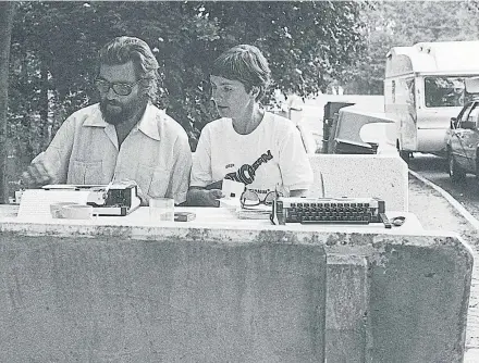  ?? ©HEREDEROS DE JULIO CORTÁZAR Y CAROL DUNLOP ?? Cortázar y su esposa en una de las 65 paradas en la autopista; ella moriría antes de publicar el libro