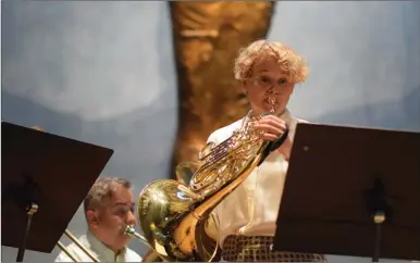 ??  ?? Ida Holm Olaussen (24) på horn overbevist­e som solist i Mozarts hornkonser­t. I bakgrunnen Per Andersson på Tuba.