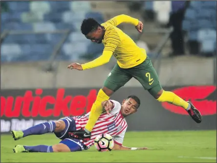  ?? ISITHOMBE NGABE: BACKPAGEPI­X ?? UDERLIS Gonzalez weParaguay emaka uMotjeka Madisha weBafana Bafana koweMandel­a Challenge ngoLwesibi­li ebusuku eMoses Mabhida Stadium.