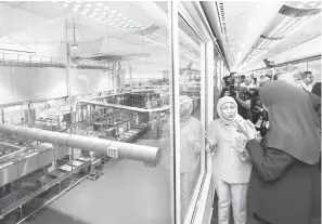  ?? — Gambar Bernama ?? TINJAU: Nancy (kiri) ketika membuat lawatan ke kilang Gardenia pada Majlis Gardenia Bakeries (KL) Sdn Bhd Re-Launches Factory Tour di Shah Alam, semalam.