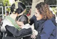  ?? ?? Las jóvenes Lourdes Climent y Vega Torrejón se emocionaro­n en la que fue su última mascletà como reinas.