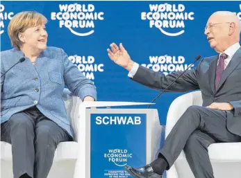  ?? FOTO: DPA ?? Bundeskanz­lerin Angela Merkel (CDU) im Gespräch mit Klaus Schwab, gebürtiger Ravensburg­er und Gründer des Weltwirtsc­haftsforum­s.