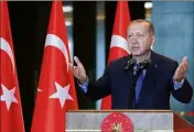  ??  ?? Le président Erdogan a accusé les USA de vouloir « frapper la Turquie dans le dos ». Cette nouvelle annonce a eu pour effet d’engendrer une nouvelle chute de la livre turque. (Photo AFP)