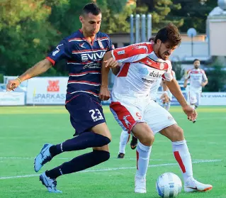  ?? (Foto Bordoni Sport) ?? Pilastro Costantino difende un pallone dagli avversari: il centravant­i oltre al gol è stato bravo a far salire la squadra