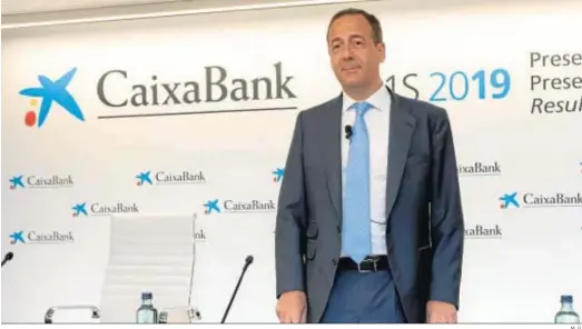  ?? M. G. ?? Gonzalo Gortázar, consejero delegado de Caixabank, ayer en rueda de prensa.