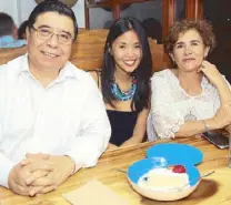  ??  ?? Liza Tan Mills (center) with Ambassador Gerardo Lozano Arredondo and wife Mariza Arciniega.