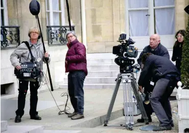  ?? Foto: imago/IP3press ?? Dreharbeit­en vor dem Élysée-Palast