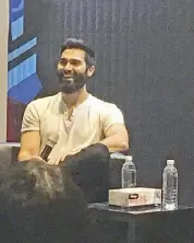  ??  ?? All smiles: Hoechlin held a brief Q&A where fans asked about his projects like
Teen Wolf, Supergirl, and even the mysterious­ly unreleased Melvin Smarty.