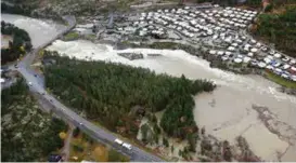  ?? FOTO: POLITIHELI­KOPTERET/NTB SCANPIX ?? Den store vannføring­en i Ottavassdr­aget satt alle fylkesveie­r i Skjåk under vann i går. Samtidig er situasjone­n kritisk for flere bruer i Lom og Skjåk.