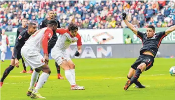  ?? FOTO: AFP ?? Der FC Augsburg um Torschütze Ja-Cheol Koo (M.) überzeugt im Duell der Bundesliga-Überraschu­ngen.