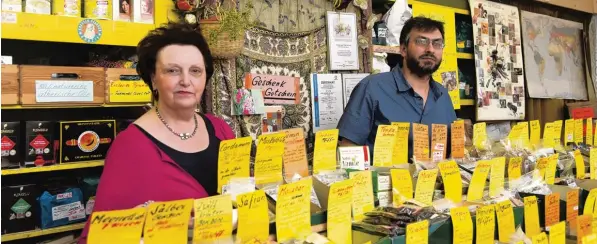  ?? Foto: Jens Reitlinger ?? Gertrud Kössler Mayr und ihr Sohn Christoph Kössler waren jahrzehnte­lang mit einem Stand auf der Dult vertreten. Für Herbst haben sie nun eine Absage erhalten, was nicht nur sie verärgert, sondern auch viele Kun den.