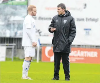  ??  ?? FV-Manager Fabian Hummel (rechts, hier mit Samuel Walter) hat derzeit viele Gespräche zu führen.