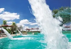  ??  ?? Aquaria è la Spa termale delle Terme di Sirmione; la temperatur­a dell’acqua è sempre
gradevole, tra i 34 e i 36 °C.