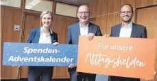  ?? FOTO: STEFFEN LANG ?? Freuen sich auf die 16. Auflage des Spenden-Adventskal­enders (von links): Franziska Grath, Josef Hodrus und Tobias Pearman.