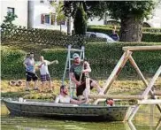  ??  ?? Zum Brühtrog als Boot gehört auch ein kleiner Reisigbese­n zum Paddeln. Archivfoto­s (): Katja Krahmer