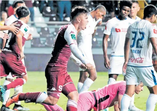  ??  ?? APERTURA. El gol de Manfred Ugalde complicó al Olimpia en la primera etapa.