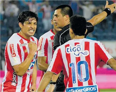  ?? FOTOS HANSEL VÁSQUEZ ?? El volante chileno Matías Fernández celebrando a rabiar con Luis Díaz, el gol que le dio el empate a Junior.