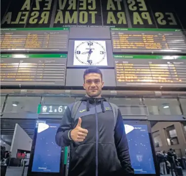  ??  ?? LA VUELTA DE UN JUGADOR QUERIDO. Jorge Molina, a su llegada anoche a la estación de Santa Justa.