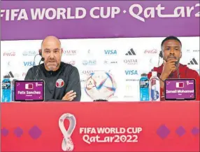  ?? ?? El entrenador de Qatar Félix Sánchez y el jugador Ismail Mohamad, ayer en la conferenci­a de prensa