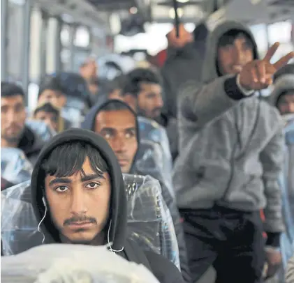  ?? AP ?? En marcha. Un grupo de refugiados espera la partida de unos de los ómnibus asignados para el viaje.
