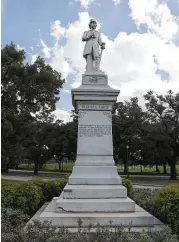  ??  ?? El monumento con la estatua en honor al teniente confederad­o Richard Dowling está cerca de la entrada al Hermann Park en Houston.