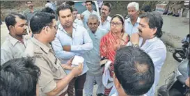  ?? SAKIB ALI/HT PHOTO ?? Relatives of the 24yearold woman from Greater Noida whose body was found inside a suitcase, dumped at Kanawani near Indirapura­m in Ghaziabad.