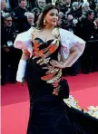  ?? ?? Con lo strascico L’attrice indiana Aishwarya Rai Bachchan sul red carpet