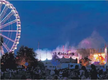  ?? FOTO: ALEXANDER KAYA ?? Traditione­ll endet das Ulmer Volksfest am Schwörmont­ag. Doch dieses Jahr endet die Großverans­taltung erst mit dem Beginn der Sommerferi­en.