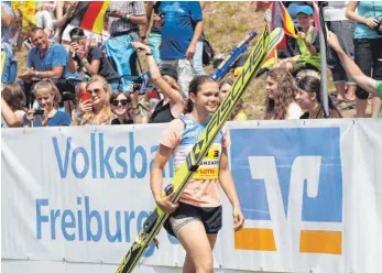  ?? FOTO: JOACHIM HAHNE ?? Lächelnd durch den Sommer-Grand-Prix: Skispringe­rin Agnes Reisch in Hinterzart­en.