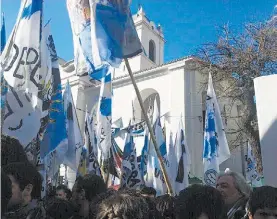  ??  ?? Posición clara. A la izquierda, el tuit de Ramos ayer: apoya a Scioli y sigue con Cristina. Arriba, el apoyo al Gobierno en el Cabildo, el 16 de junio.