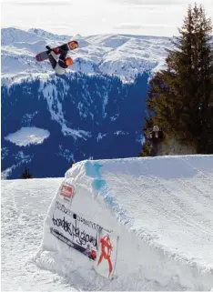  ?? Foto: Breu ?? Moritz Breu bei einem hohen Sprung im Snowpark Westendorf. Mit seinen Leistun gen überzeugte der junge Nördlinger die Jury und erhielt hohe Noten.