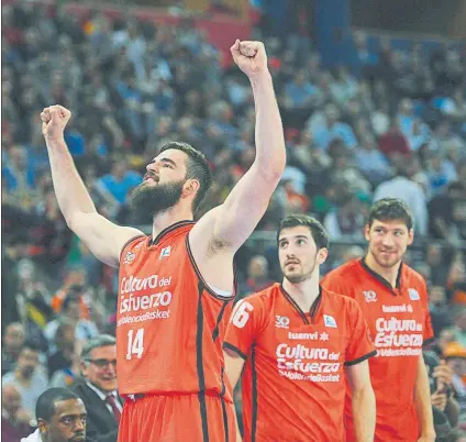  ?? FOTO: EFE ?? Bojan Dubljevic celebra la victoria del Valencia Basket ante sus compañeros Guillem Vives y Slava Kravtsov