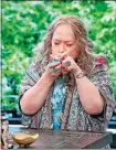  ?? ROBERT VOETS/NETFLIX ?? Kathy Bates plays Ruth Whitefeath­er Feldman in “Disjointed.”