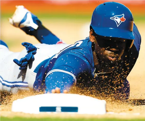  ?? PHOTO AFP ?? Jonathan Davis, des Blue Jays, revient en vitesse au premier coussin en sixième manche du match contre les Yankees à New York.