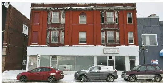  ?? - Acadie Nouvelle: Jean-François Boisvert ?? Cet édifice du centre-ville de Campbellto­n est voué à tomber sous le pic des démolisseu­rs.