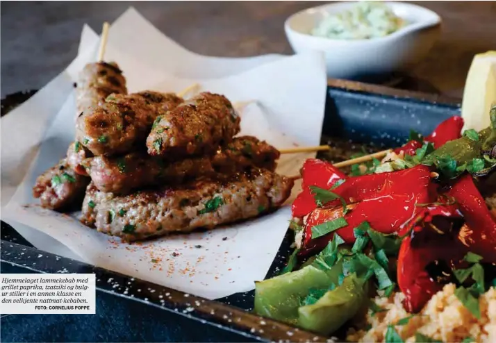  ?? FOTO: CORNELIUS POPPE ?? Hjemmelage­t lammekebab med grillet paprika, tzatziki og bulgur stiller i en annen klasse en den velkjente nattmat-kebaben.