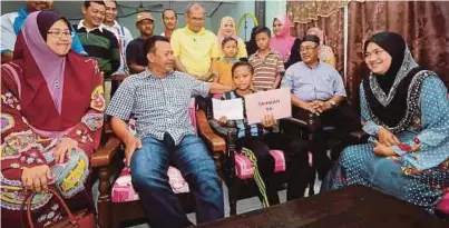  ?? [FOTO MOHD SYAFIQ RIDZUAN AMBAK/BH] ?? Bazlan (dua dari kiri) bertanyaka­n sesuatu kepada Muhammad Shahrizat (tengah) di Kampung Maras, Batu Rakit.