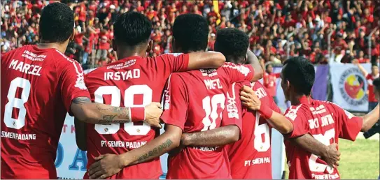  ?? RYAN DARMAWAN/PADANG EKSPRES ?? OPTIMISTIS: Para pemain Semen Padang FC meluapkan kegembiraa­n setelah mengalahka­n Perseru di Stadion H Agus Salim Padang (28/10). Kedua bersaing lepas dari degradasi.