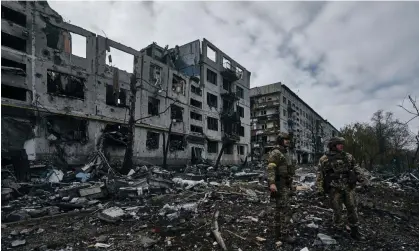  ?? Photograph: Libkos/AP ?? Ukrainian soldiers amid buildings destroyed by Russian shelling in Bakhmut.