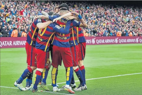  ?? JORDI PLAY ?? Los futbolista­s del Barcelona celebrando uno de los cinco goles que marcaron el domingo al Espanyol