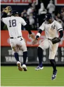  ?? AP ?? Didi Gregorius (18) y Cameron Maybin, celebran la clasificac­ión de los Yanquis.