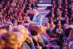  ?? FOTO: TOM WENIG ?? Eckart von Hirschhaus­en sprach zu Beginn seiner Show „Endlich!“in der Jenaer Sparkassen-arena direkt mit dem Publikum.
